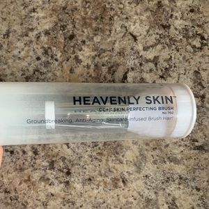 It Cosmetics Heavenly Skin Brush